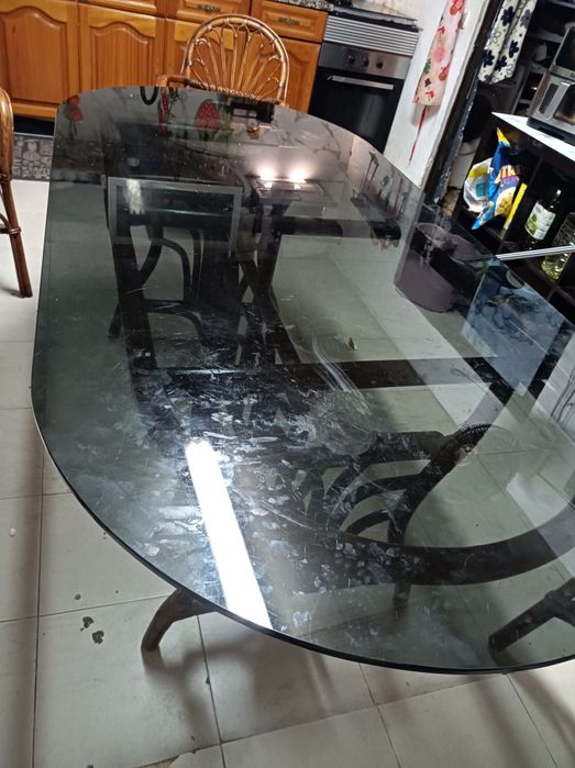 Mesa de bambu com tampo de vidro
