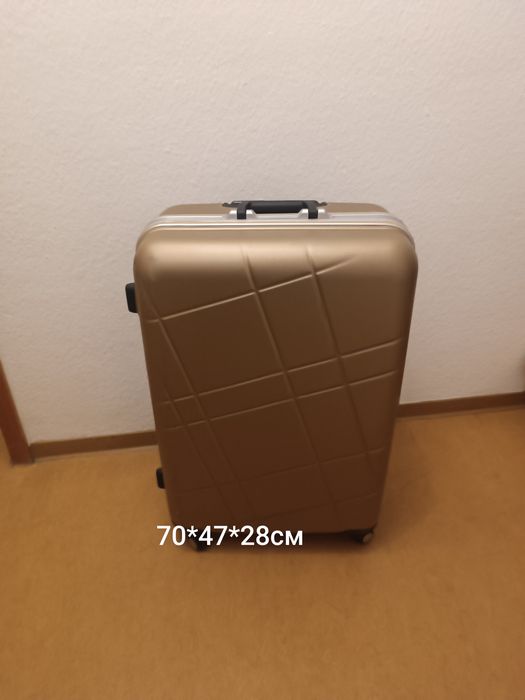 Большой,пластиковый чемодан,размер L- 70*47см.