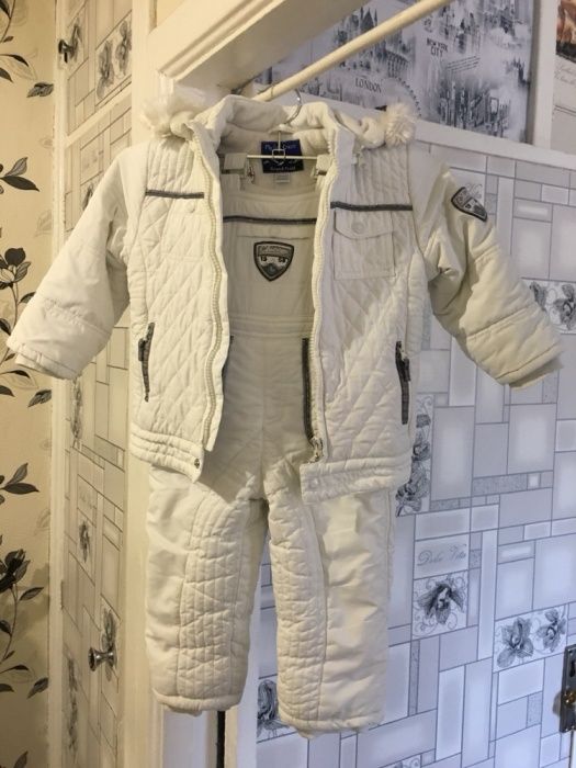 Продам зимний комбинезон Chicco (белый).