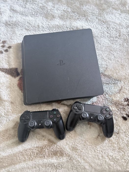 PS4 slim 500gb  + 2 comandos originais