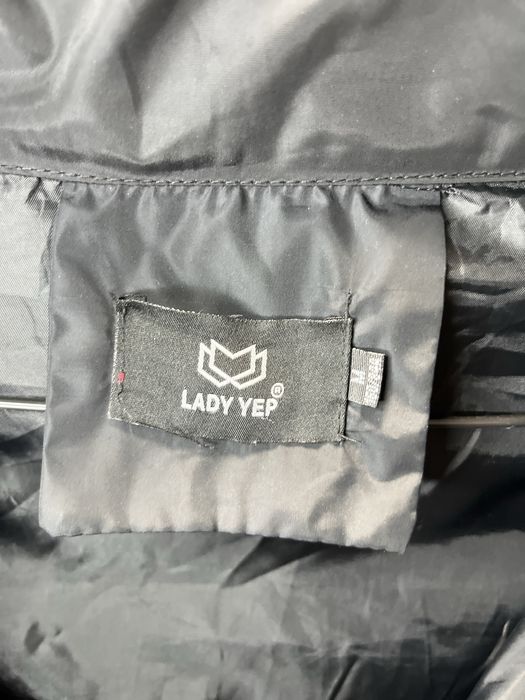 Чорна осіння куртка