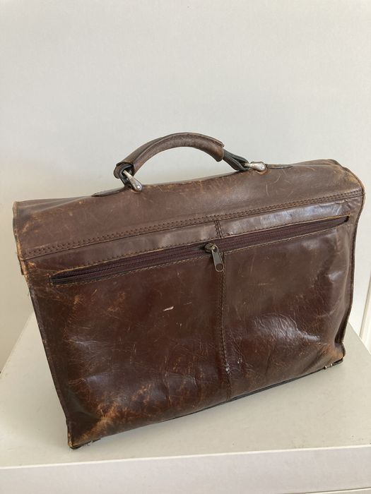 Mala em couro marca bugatty