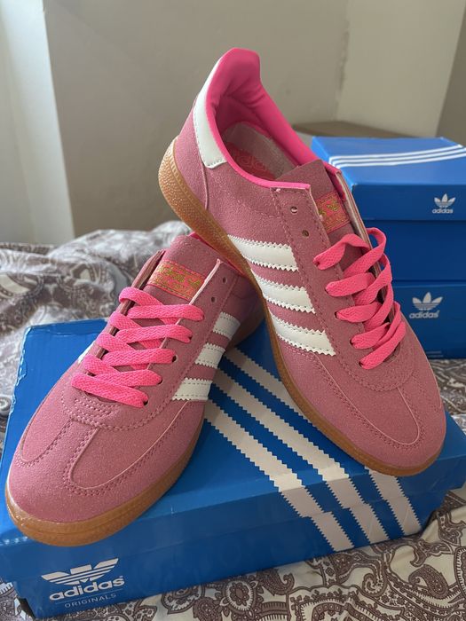 Adidas spezial cor de rosa com branco