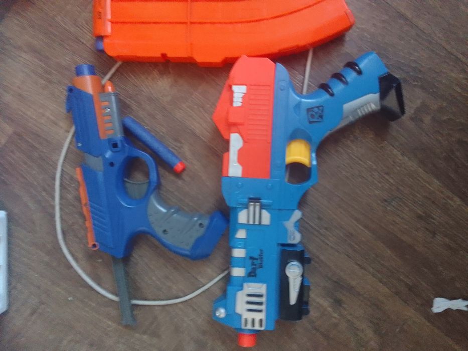 Zestaw pistoletów nerf i inne