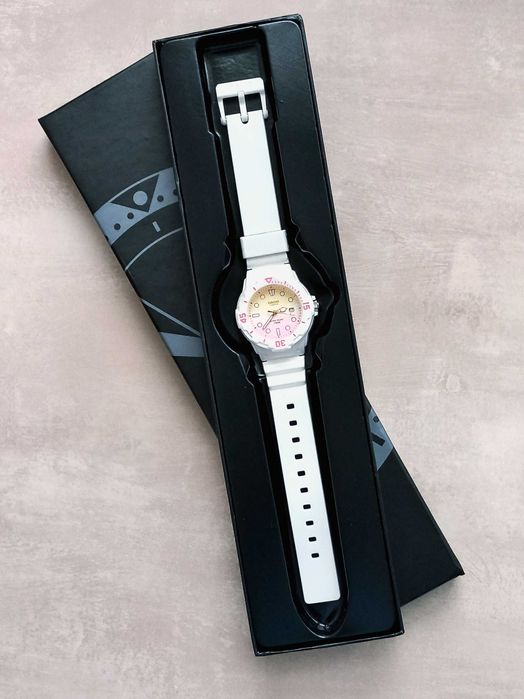 Жіночий Годинник Casio LRW-200H-4E2 японський водонепроникний оригінал
