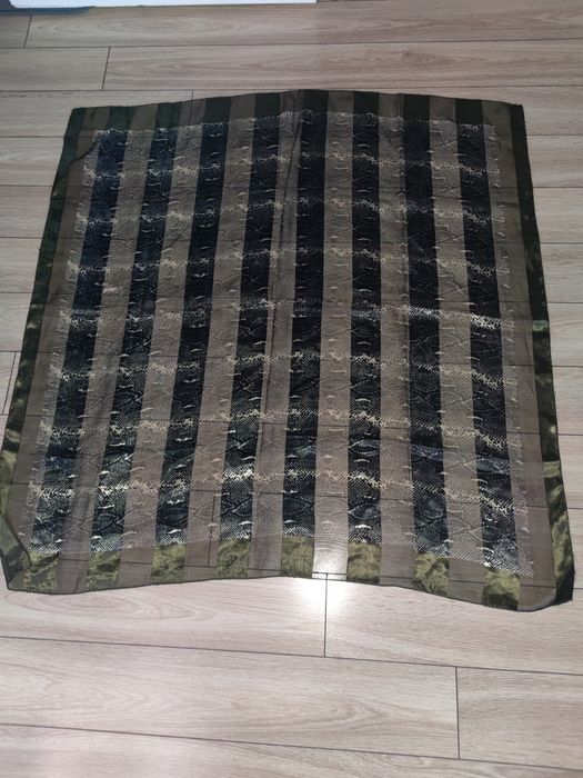 Chusta o długości 100 cm, wykonana z poliestru włoskiego pochodzenia.