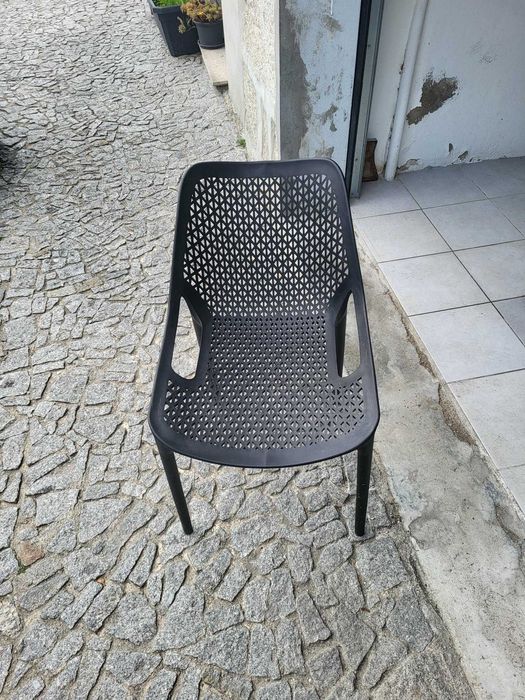 Cadeiras e mesas em plástico esplanada