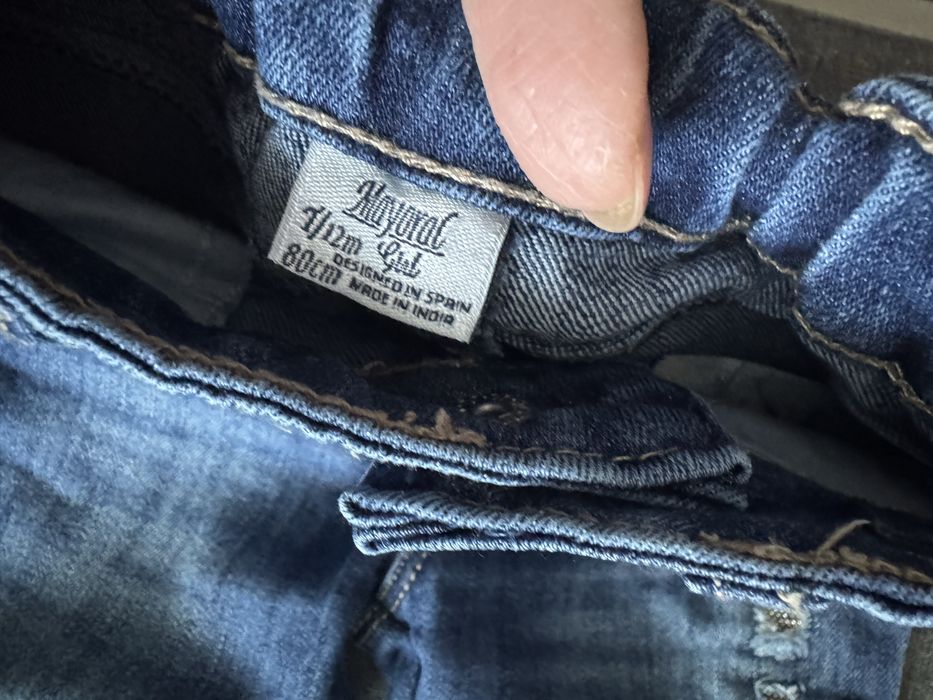 Джинсы синего и черного цвета