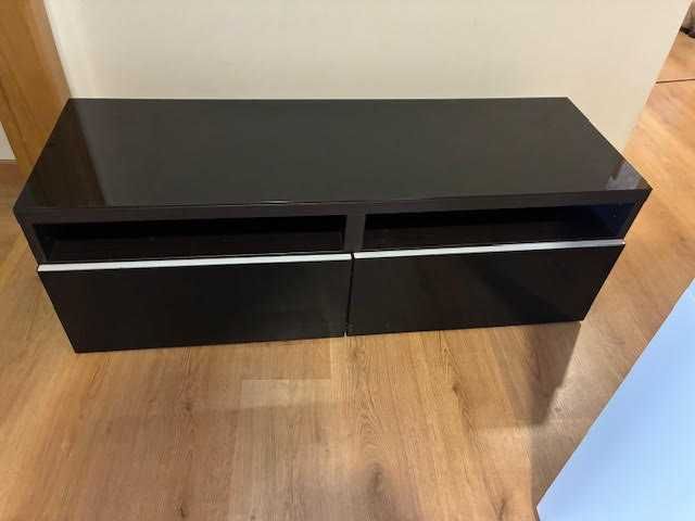 Móvel para televisão preto brilhante, com vidro no topo