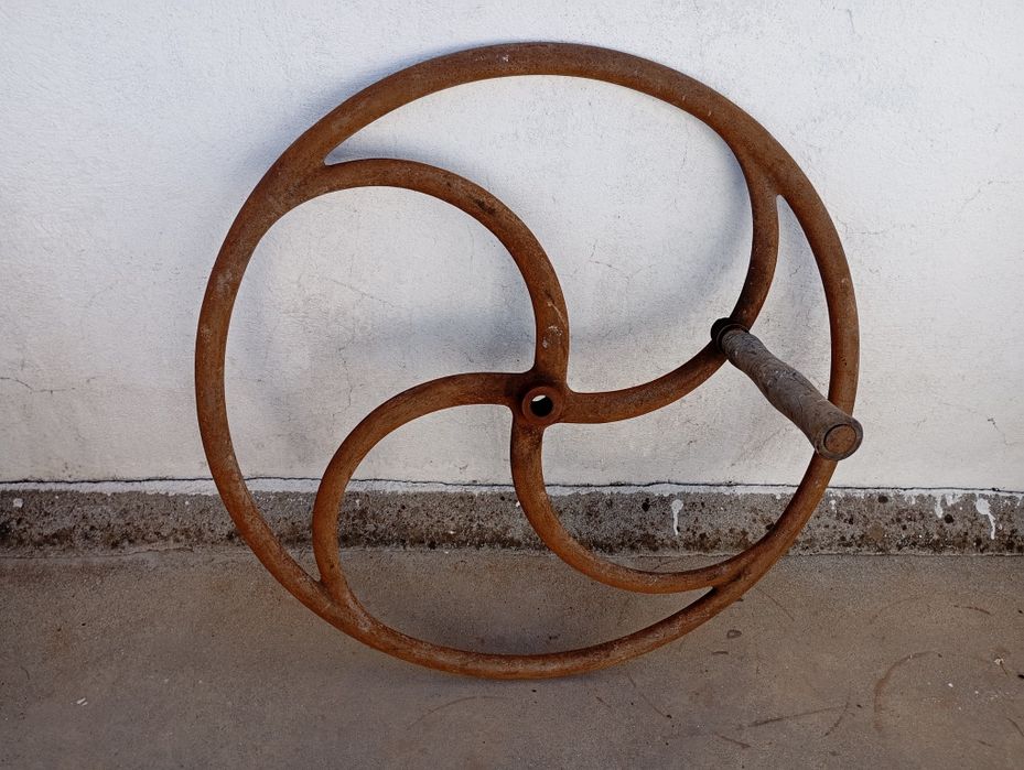 Roda em ferro fundido com 78 cm diâmetro