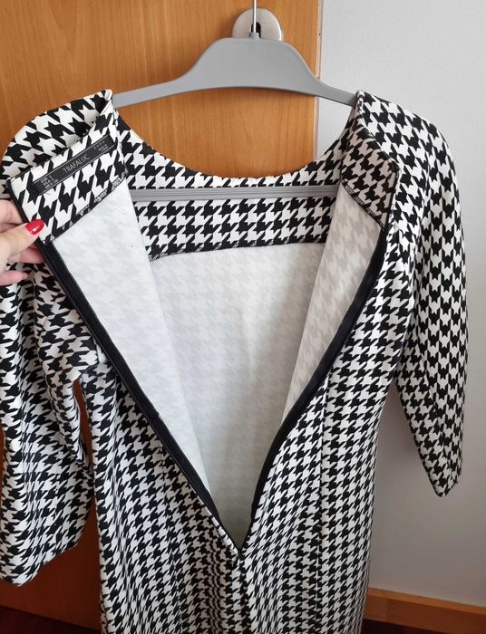 Vestido com padrão branco e preto Zara, tamanho L