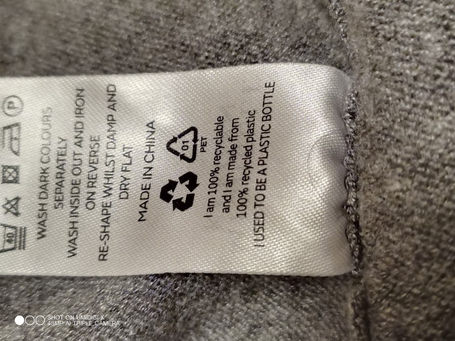 Sweter z falbaną