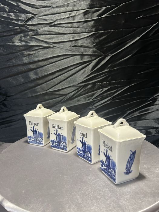 Zestaw czterech ceramicznych pojemników na przyprawy  styl holenderski