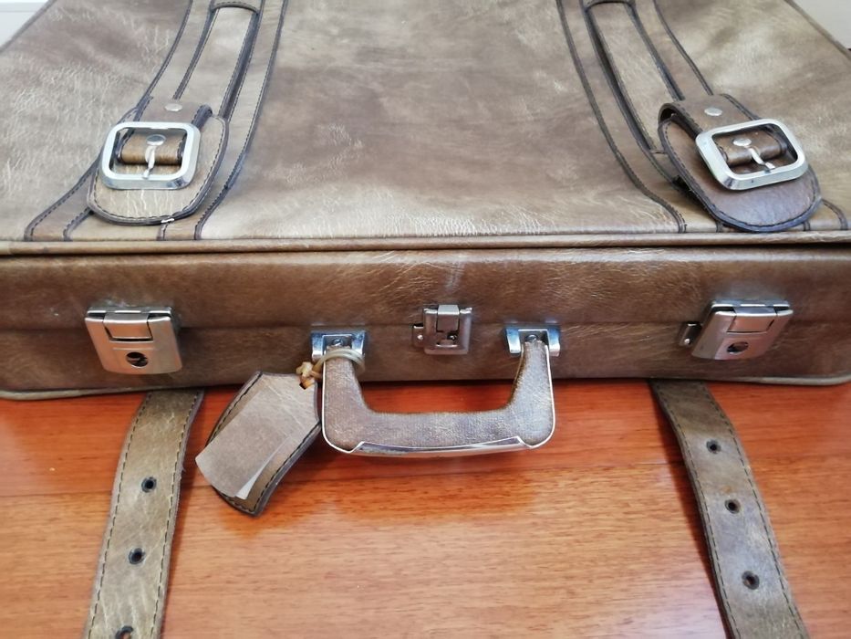Old suitcase in good condition64585245440129123