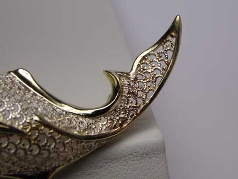 Dwukolorowa srebrna filigranowa broszka delfin Willi Nonnenmann.