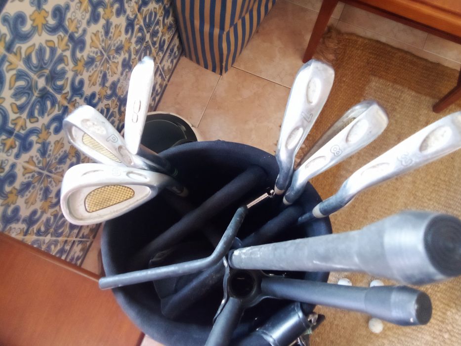 Saco de golf com tacos e bolas