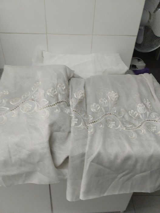 Cortinas brancas três peças com bordado