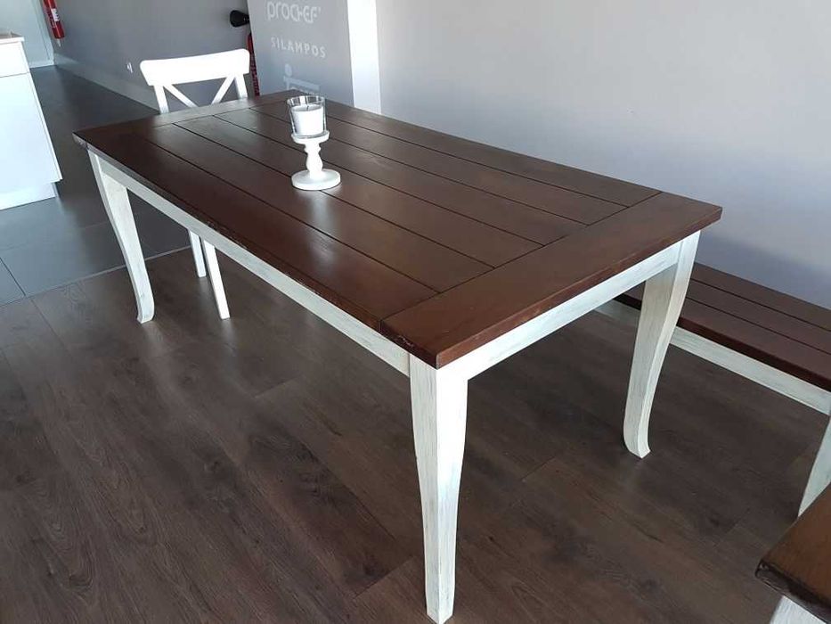 Mesa de madeira para 8 pessoas + 2 bancos