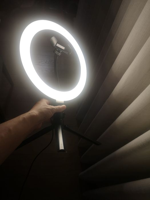 Luz LED portátil com apoio e suporte para telemóvel ajustável