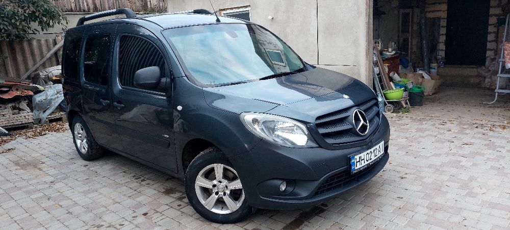 Автомобіль мерседес сітан