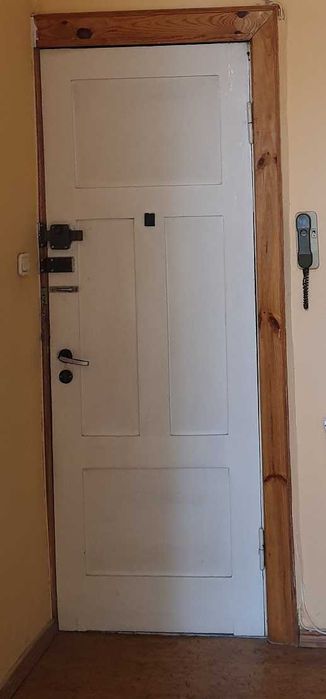 Renowacja, naprawa i malowanie drzwi drewnianych z kamienicy