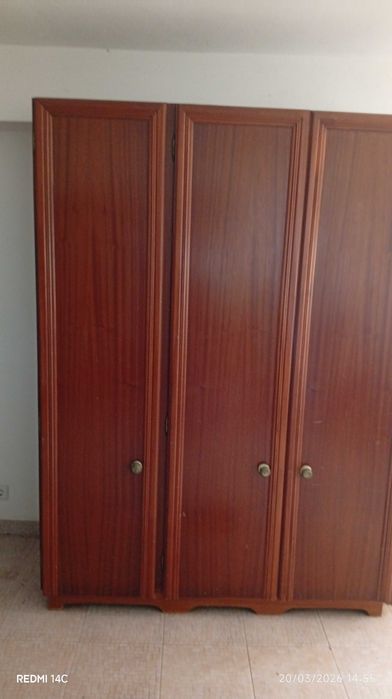 Armário de madeira, com 3 portas