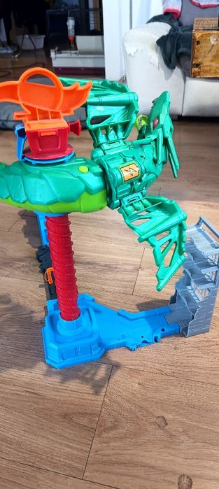 Hot Wheels City Zestaw z katapultą Atak smoka GJL13