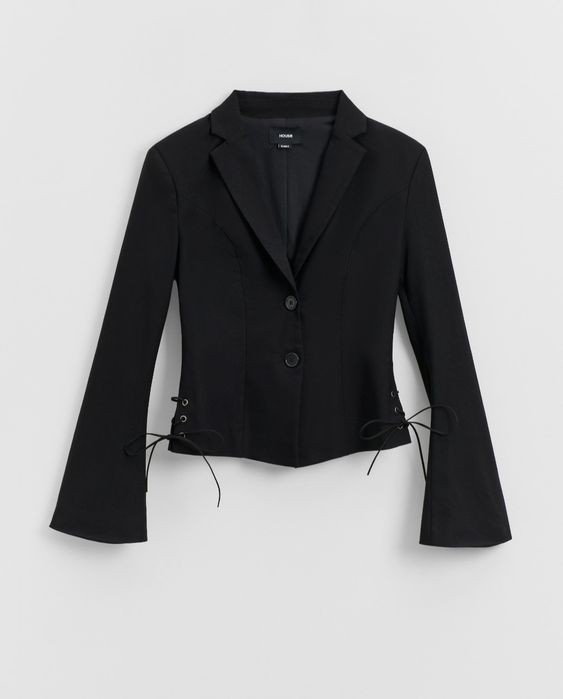 Czarna marynarka z wiązaniem po boku