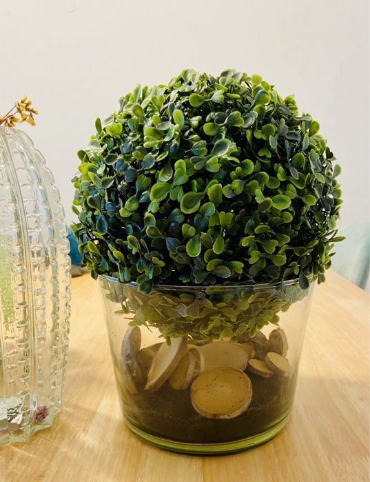 3 vasos / jarras em vidro com ornamentos