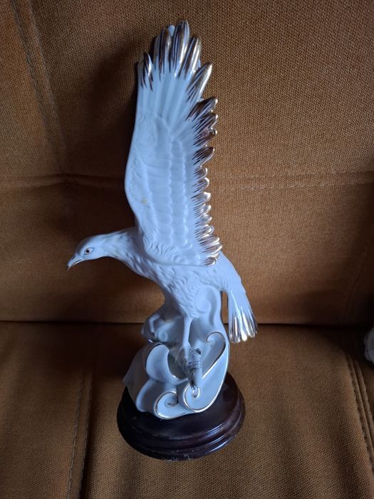 Escultura, figura. Águia com peixe.