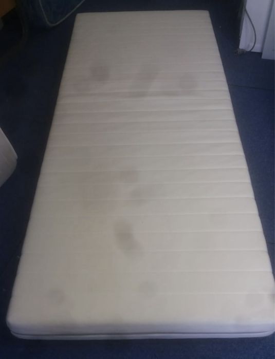 Vendo estrado com colchao ikea