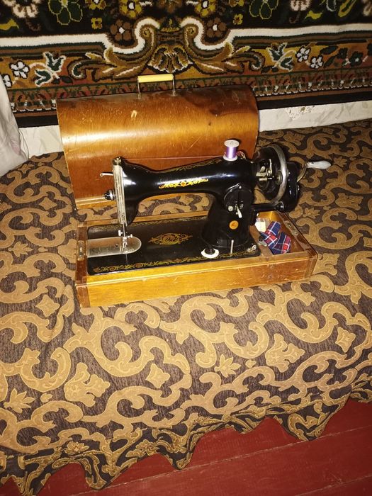 Швейна машинка,механічна,в користуванні майже небула