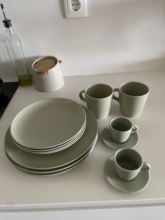 Conjunto loiça cerâmica com pratos, canecas e chávenas