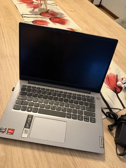 PC Lenovo pouco usado