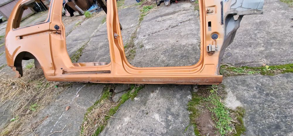 próg+błotnik prawy vw caddy iii maxi 2k5