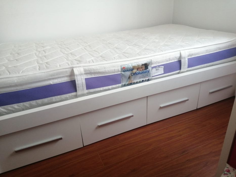 Estúdio semi-novo (cama+armário)