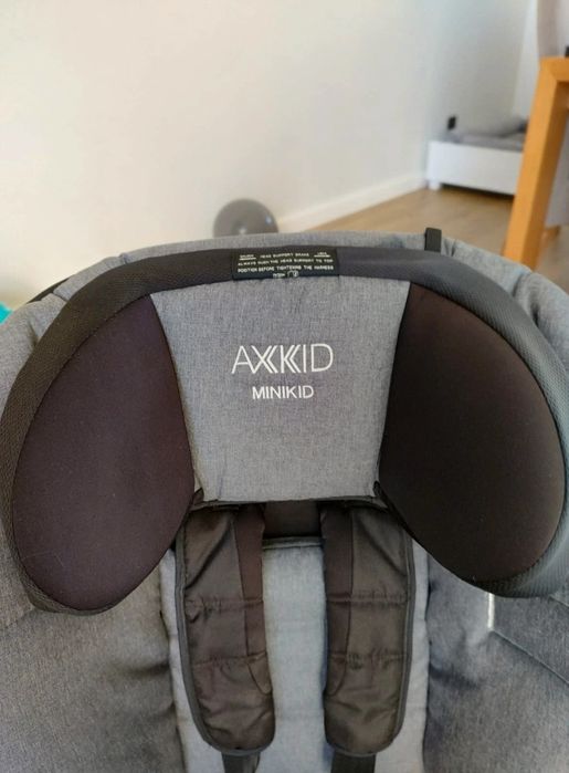 Fotelik samochodowy Axkid MiniKid, 9-18 kg. Szary czarny.
