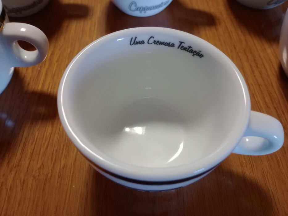 8 chávenas Nescafé capuccino