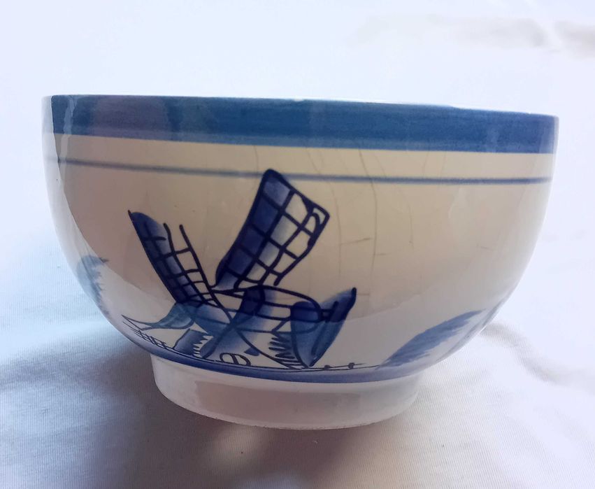 Ceramiczna doniczka w stylu Delft, ręcznie malowana. Druga połowa XX w.