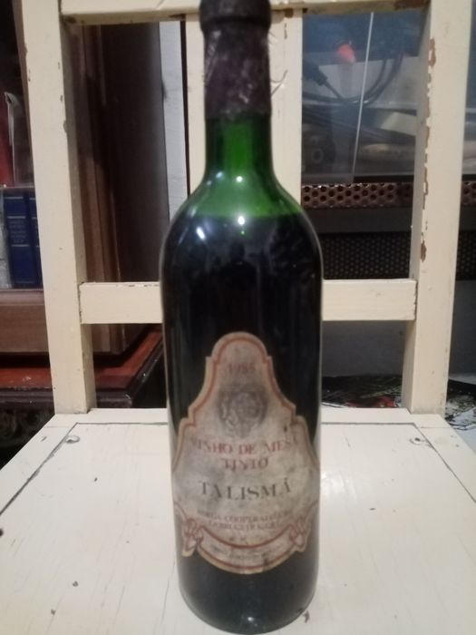 Garrafas antigas cerveja e vinho