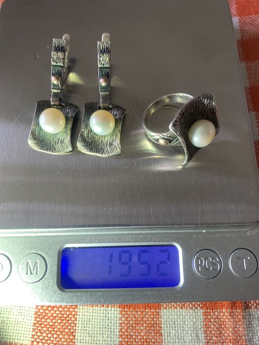 Срібний комплект перстень і сережки з перлинами і золотими вставками