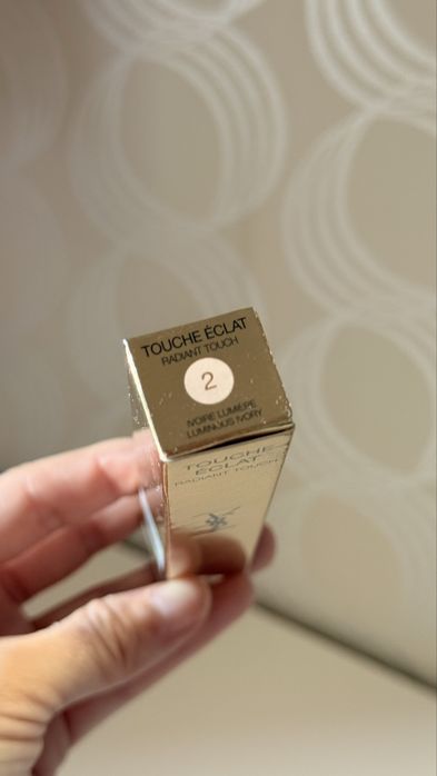 Ma do sprzedania YSL touche eclat Tatiany touch rozświetlający korektor 2