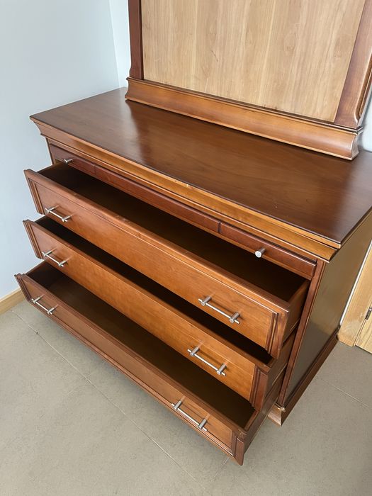 Cómoda com estrutura de espelho em madeira