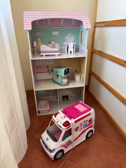 Casinha de boneca, máquina de café, ambulância