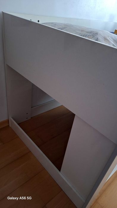 Cama de solteiro sem colchão e mesa