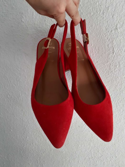 Sapatos camurça vermelhos presilha calcanhar 37