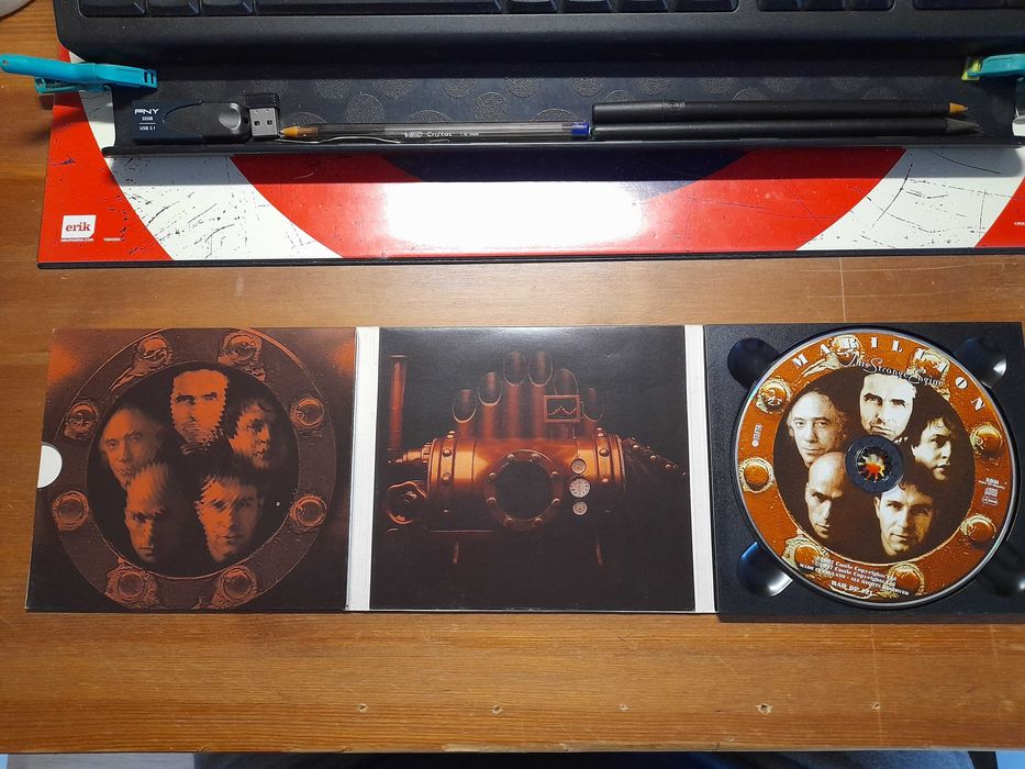 Pack de 4 Cds ,um dos quais duplo. Banda Marillion