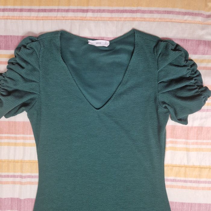 Vestido MANGO em verde escuro, de corte justo e decote em V.