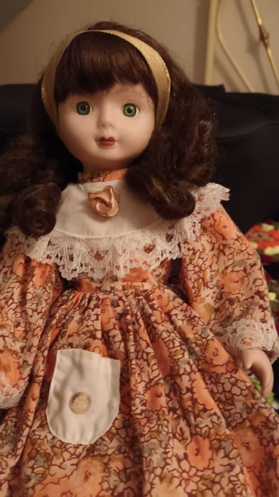 Boneca de porcelana de cabelo castanho