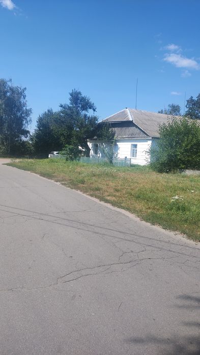 Продам приміщення 200 кВ та земельну ділянку 2,5 ГА в Літочках